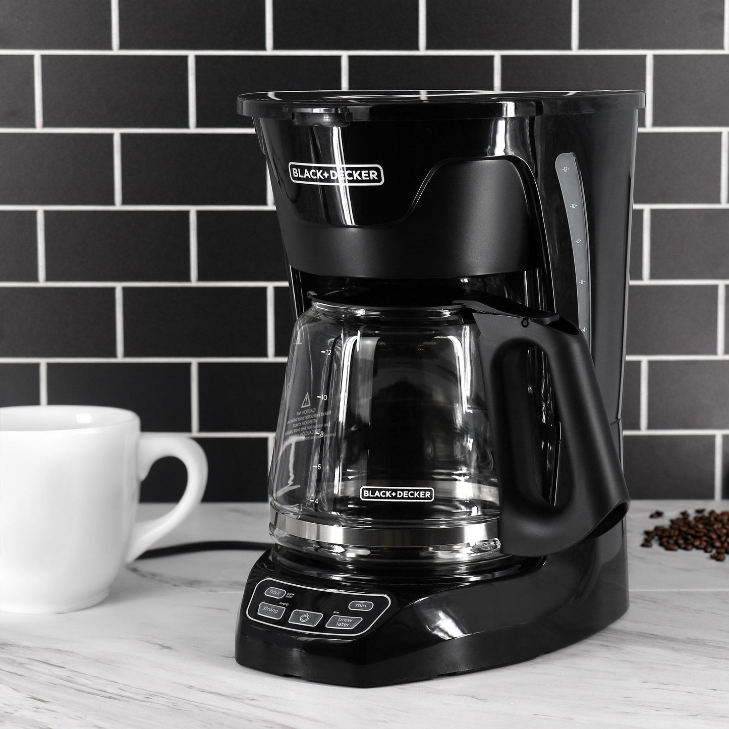 Cafetière programmable Black and Decker 12 tasses avec technologie Vortex, noire